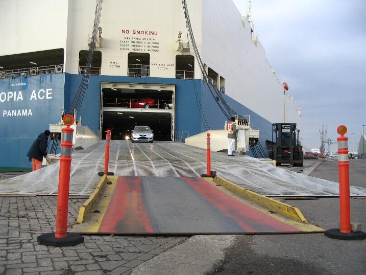 Bateau RoRo au port
